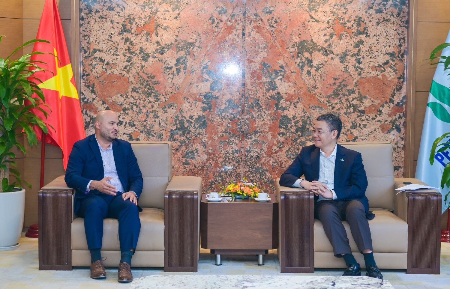 Tổng Giám đốc PETROVIETNAM Lê Mạnh Cường trao đổi với ông Francisco R. Garcia Tổng Giám đốc PETROVIETNAM Lê Mạnh Cường trao đổi với ông Francisco R. Garcia
