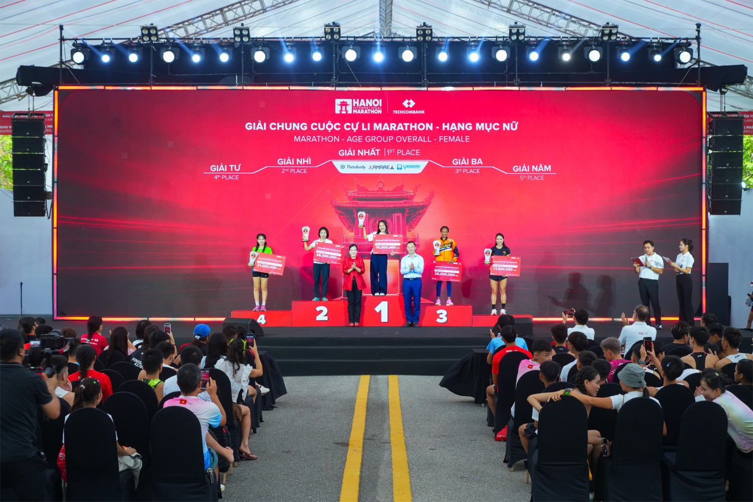 Bứt phá kỷ lục tại giải Marathon Quốc tế Hà Nội Techcombank Mùa thứ 5 Bứt phá kỷ lục tại giải Marathon Quốc tế Hà Nội Techcombank Mùa thứ 5
