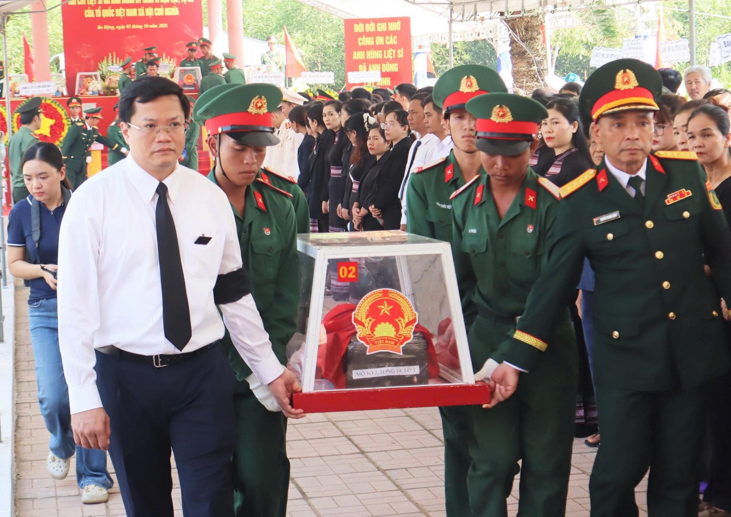 Quảng Ngãi: Lễ truy điệu và an táng 12 hài cốt liệt sĩ tại xã Ba Động Quảng Ngãi: Lễ truy điệu và an táng 12 hài cốt liệt sĩ tại xã Ba Động