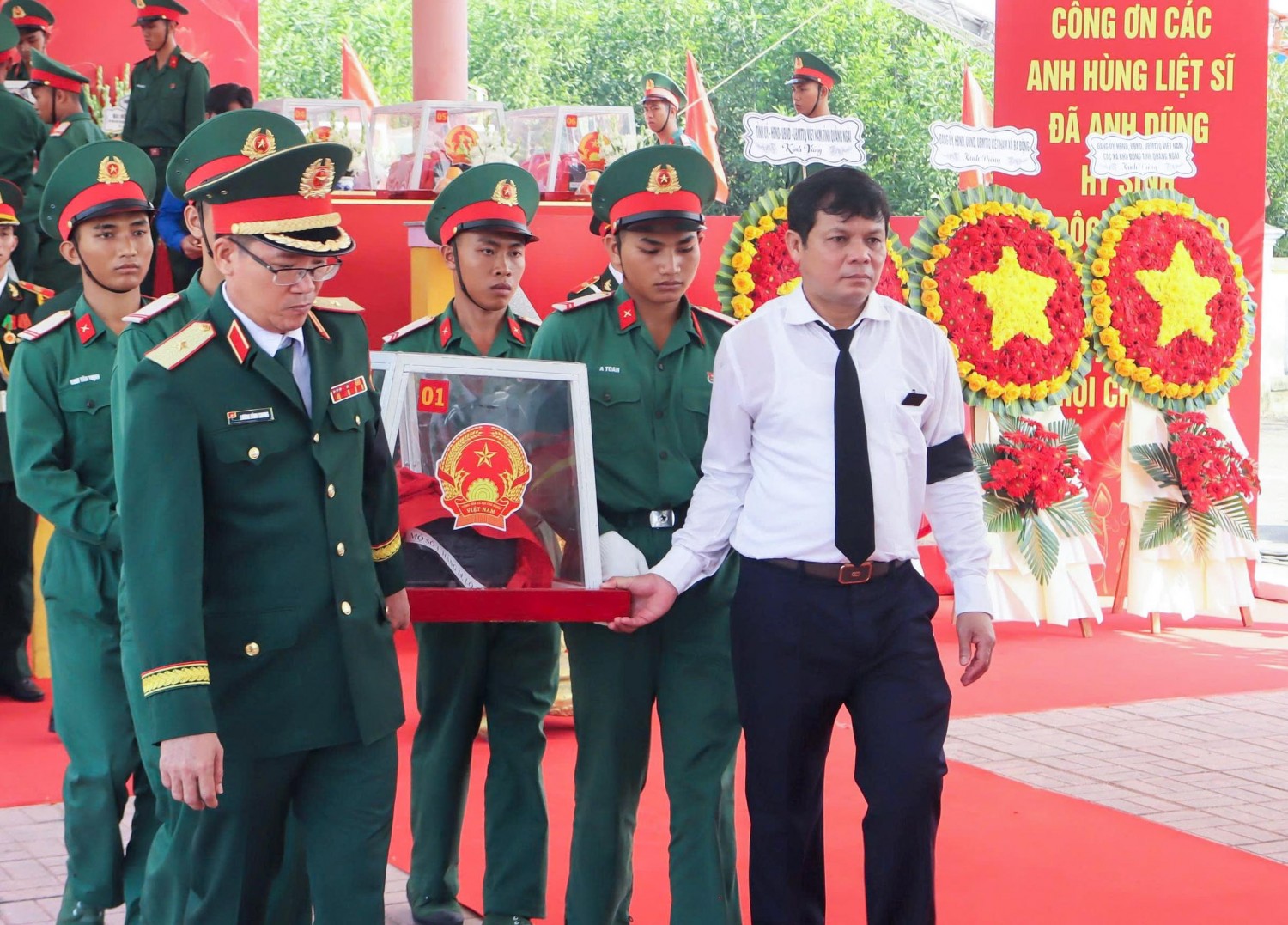 Quảng Ngãi: Lễ truy điệu và an táng 12 hài cốt liệt sĩ tại xã Ba Động Quảng Ngãi: Lễ truy điệu và an táng 12 hài cốt liệt sĩ tại xã Ba Động