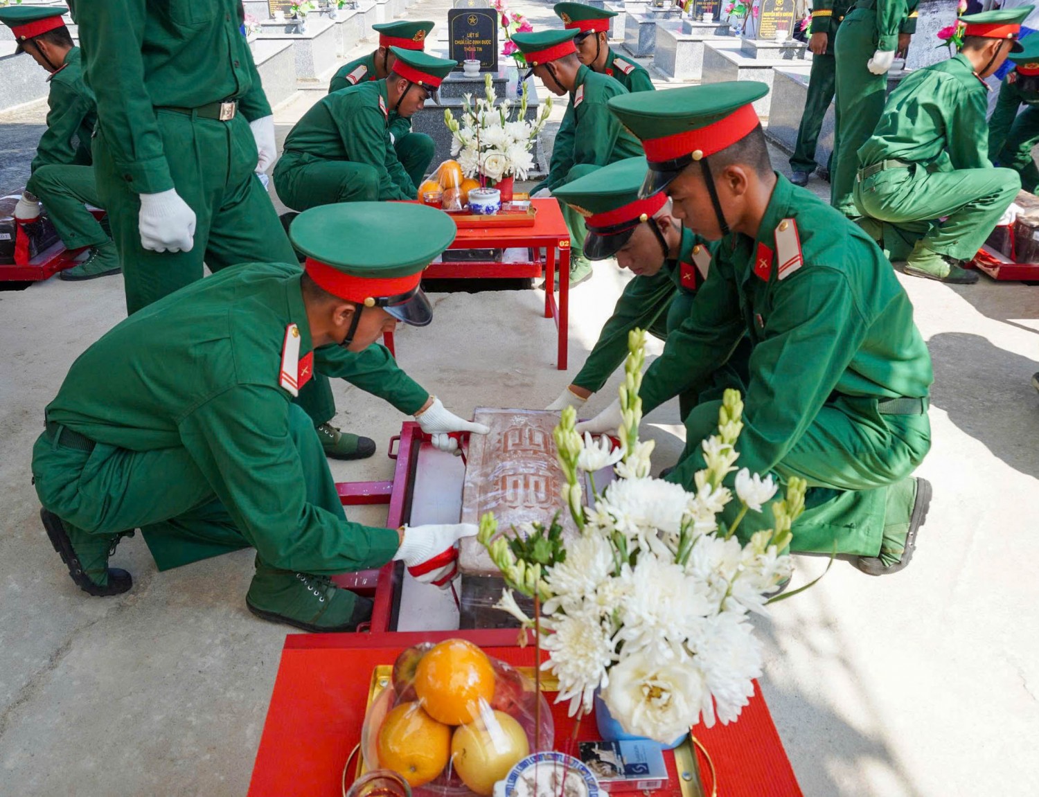 Quảng Ngãi: Lễ truy điệu và an táng 12 hài cốt liệt sĩ tại xã Ba Động Quảng Ngãi: Lễ truy điệu và an táng 12 hài cốt liệt sĩ tại xã Ba Động