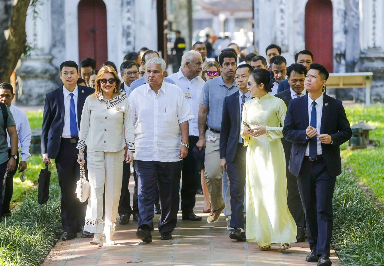 Tổng thống Panama và Phu nhân thăm Văn Miếu - Quốc Tử Giám