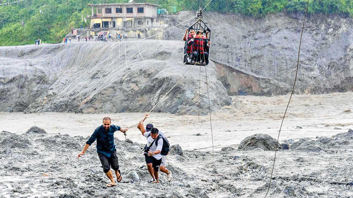 Băng tan - Hiểm họa từ đỉnh núi