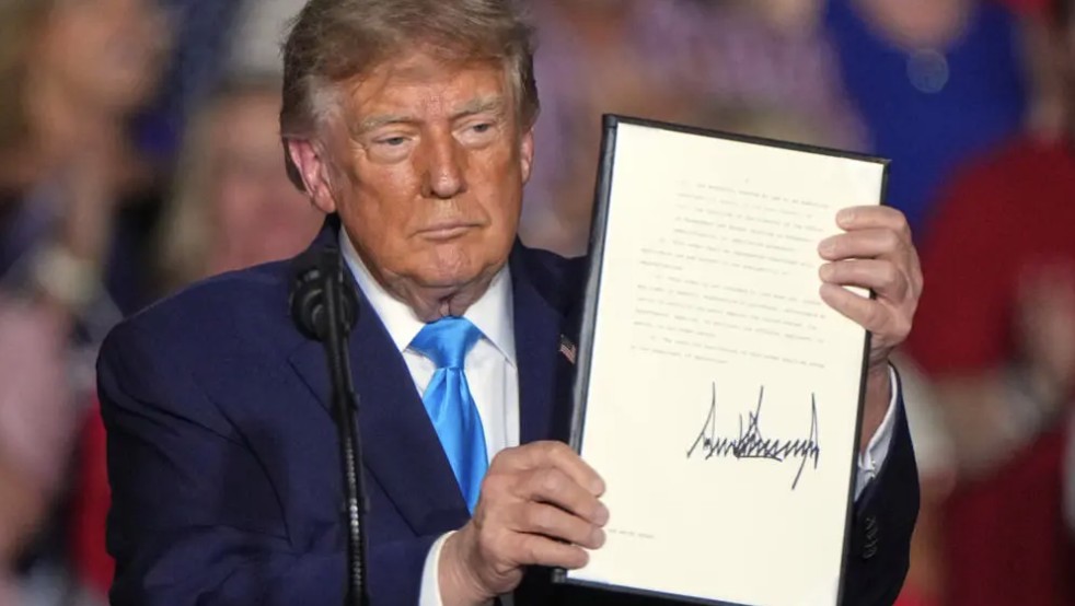 Ông Trump ký sắc lệnh miễn thuế khi mua dầu diesel