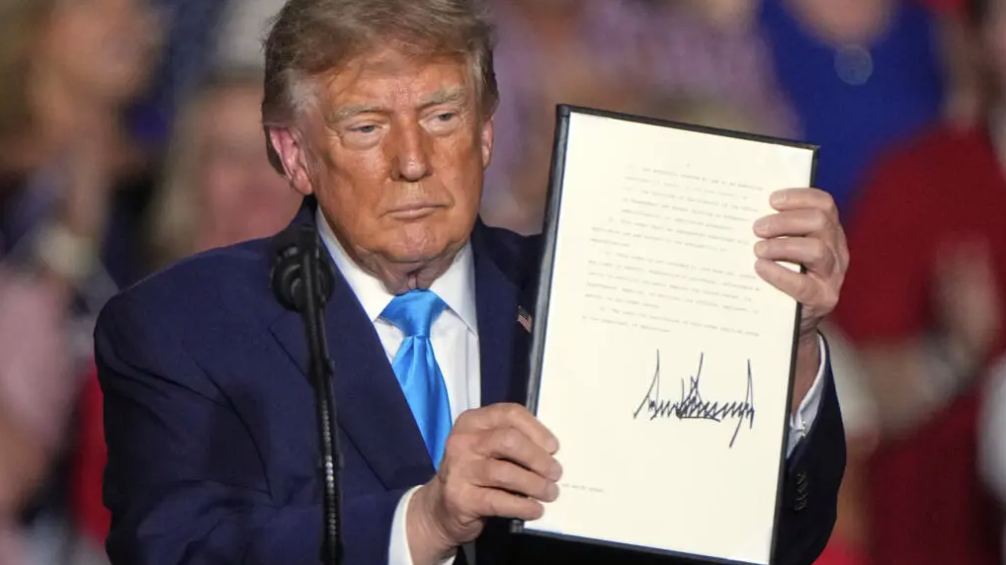 Ông Trump ký sắc lệnh miễn thuế khi mua dầu diesel