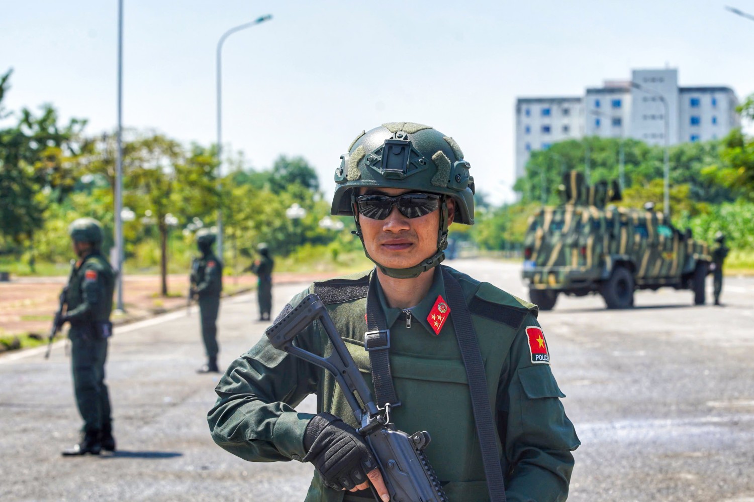 Cảnh sát gìn giữ hòa bình diễn tập chống khủng bố, bảo vệ yếu nhân