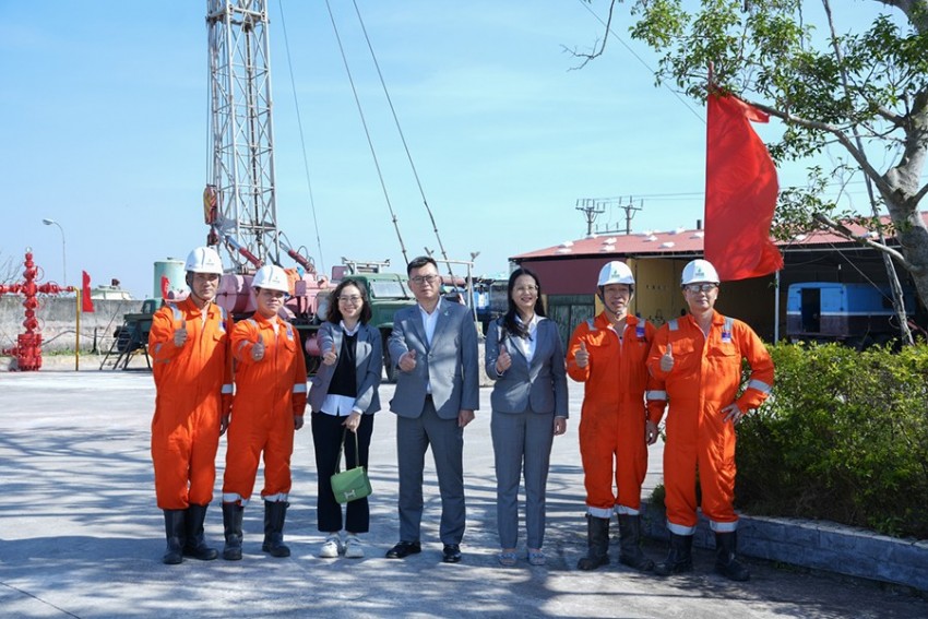 Nâng cao nhận thức, trách nhiệm của cán bộ, đảng viên trong bảo vệ nền tảng tư tưởng của đảng, đấu tranh phản bác các quan điểm sai trái, thù địch trên không gian mạng từ thực tiễn công tác tổ chức Trận địa không tiếng súng và sứ mệnh mới của người đảng viên