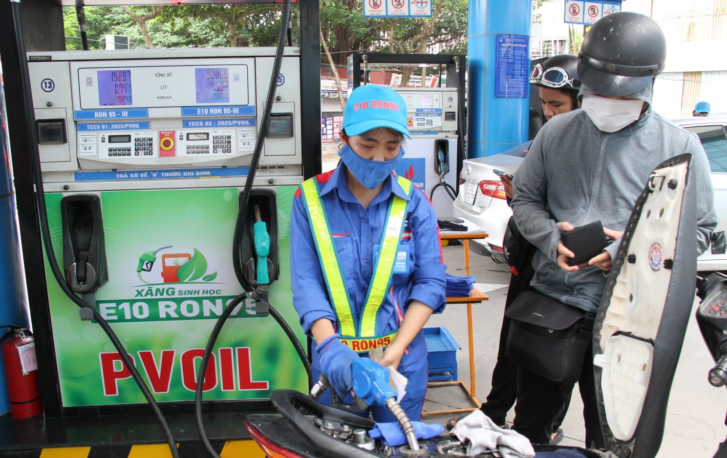 Xăng E10 vượt mốc 28.000 đồng/lít, dầu diesel tiếp tục giảm
