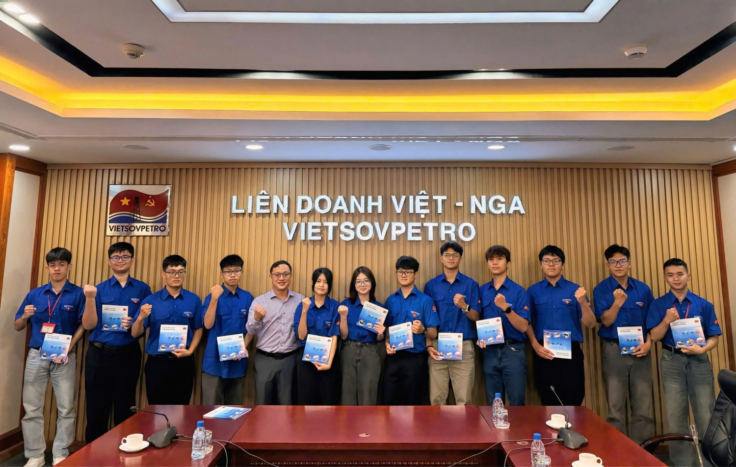 Vietsovpetro gặp gỡ 12 sinh viên trúng tuyển chương trình Đào tạo Đại học tại Liên bang Nga năm 2026 Vietsovpetro gặp gỡ 12 sinh viên trúng tuyển chương trình Đào tạo Đại học tại Liên bang Nga năm 2026