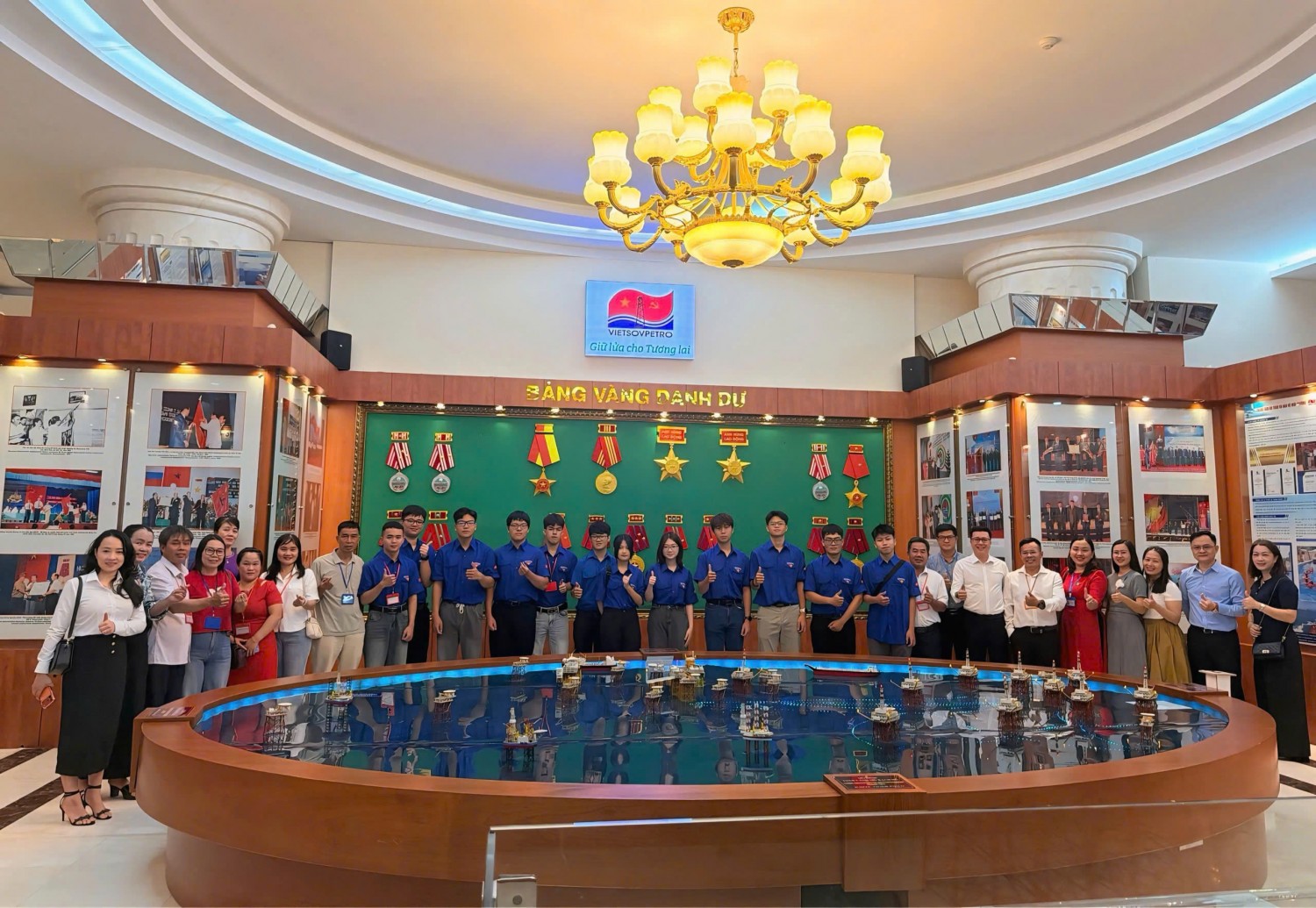 Vietsovpetro gặp gỡ 12 sinh viên trúng tuyển chương trình Đào tạo Đại học tại Liên bang Nga năm 2026 Vietsovpetro gặp gỡ 12 sinh viên trúng tuyển chương trình Đào tạo Đại học tại Liên bang Nga năm 2026