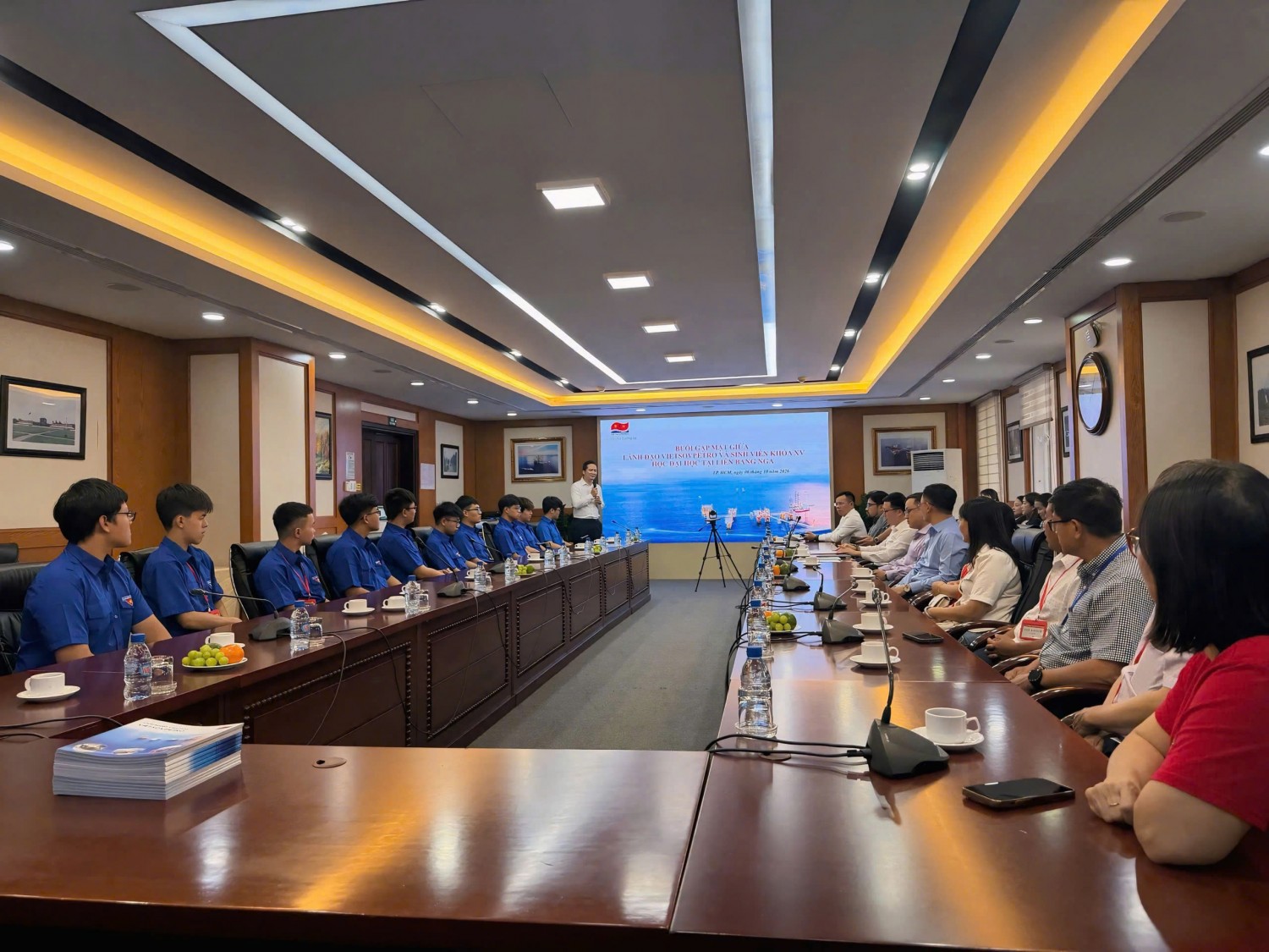 Vietsovpetro gặp gỡ 12 sinh viên trúng tuyển chương trình Đào tạo Đại học tại Liên bang Nga năm 2026 Vietsovpetro gặp gỡ 12 sinh viên trúng tuyển chương trình Đào tạo Đại học tại Liên bang Nga năm 2026