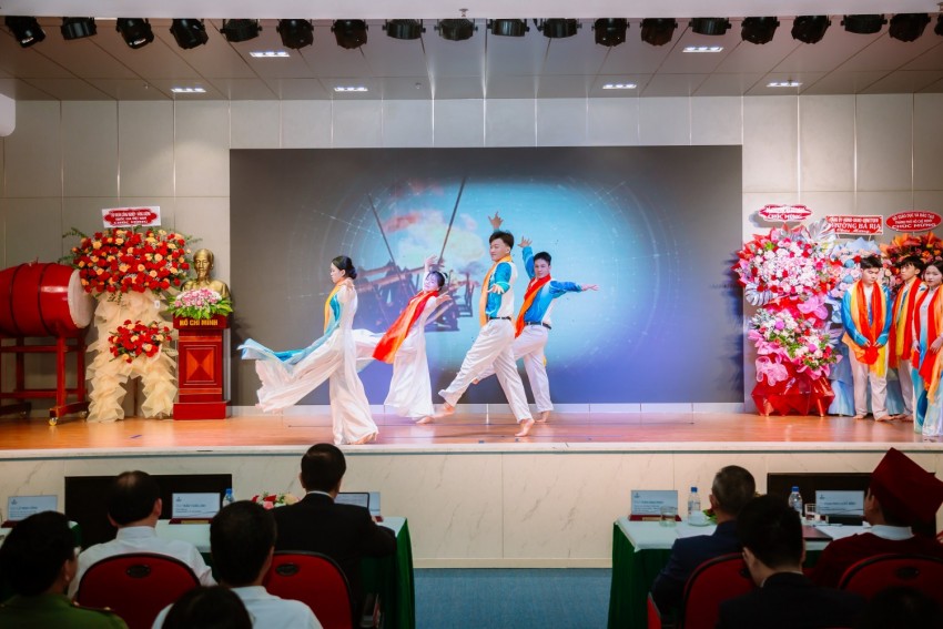 Dấu ấn nghệ thuật “Tiếp nối di sản - Chắp cánh khát vọng” tại PVU: Bản hùng ca chào mừng 65 năm Ngày truyền thống ngành Dầu khí Việt Nam Dấu ấn nghệ thuật “Tiếp nối di sản - Chắp cánh khát vọng” tại PVU: Bản hùng ca chào mừng 65 năm Ngày truyền thống PETROVIETNAM