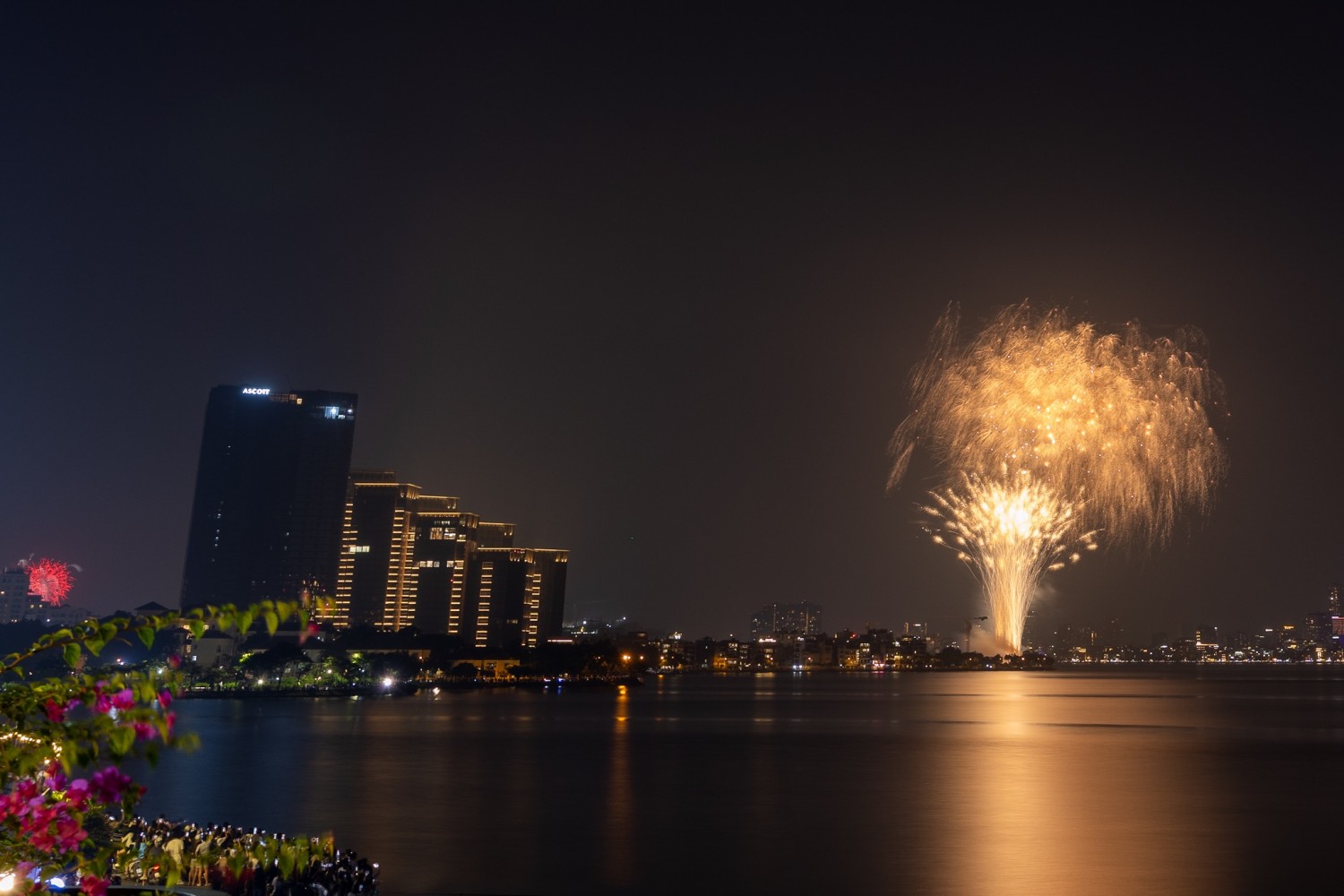 [Chùm ảnh] Hà Nội rực rỡ pháo hoa kỷ niệm 72 năm ngày Giải phóng Thủ đô