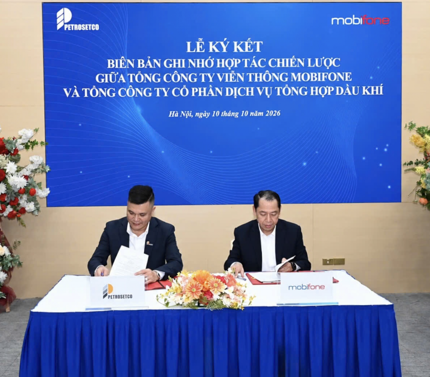 Đại diện hai đơn vị thực hiện nghi thức ký kết hợp tác chiến lược: ông Bùi Sơn Nam – Phó Tổng Giám đốc MobiFone và ông Hồ Hoàng Nguyên Vũ – Phó Tổng Giám đốc PETROSETCO, tại Hà Nội ngày 10/10/2026. Đại diện hai đơn vị thực hiện nghi thức ký kết hợp tác chiến lược: ông Bùi Sơn Nam – Phó Tổng Giám đốc MobiFone và ông Hồ Hoàng Nguyên Vũ – Phó Tổng Giám đốc PETROSETCO, tại Hà Nội ngày 10/10/2026.