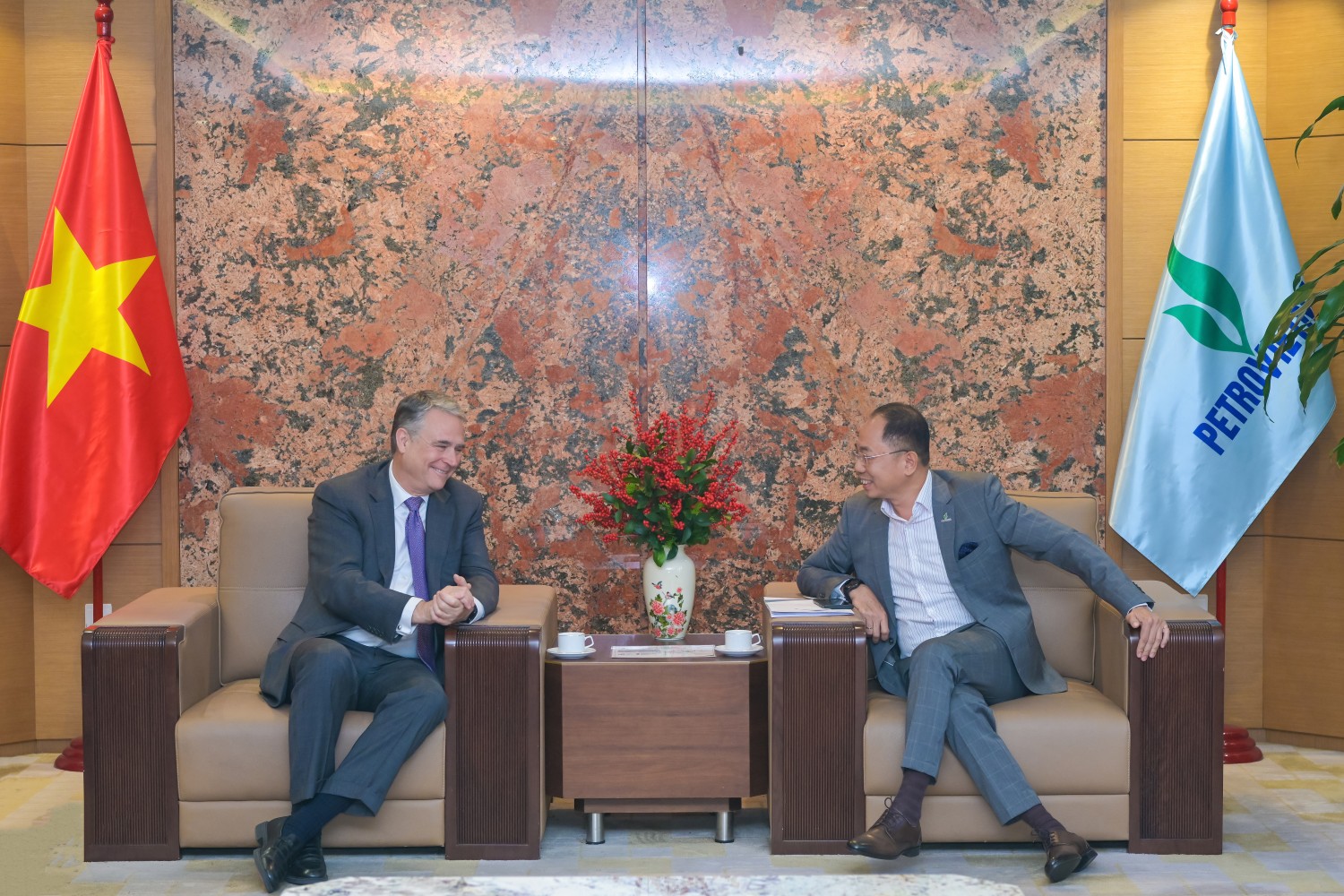 PETROVIETNAM và HSBC trao đổi cơ hội hợp tác, thu xếp vốn cho các dự án năng lượng PETROVIETNAM và HSBC trao đổi cơ hội hợp tác, thu xếp vốn cho các dự án năng lượng