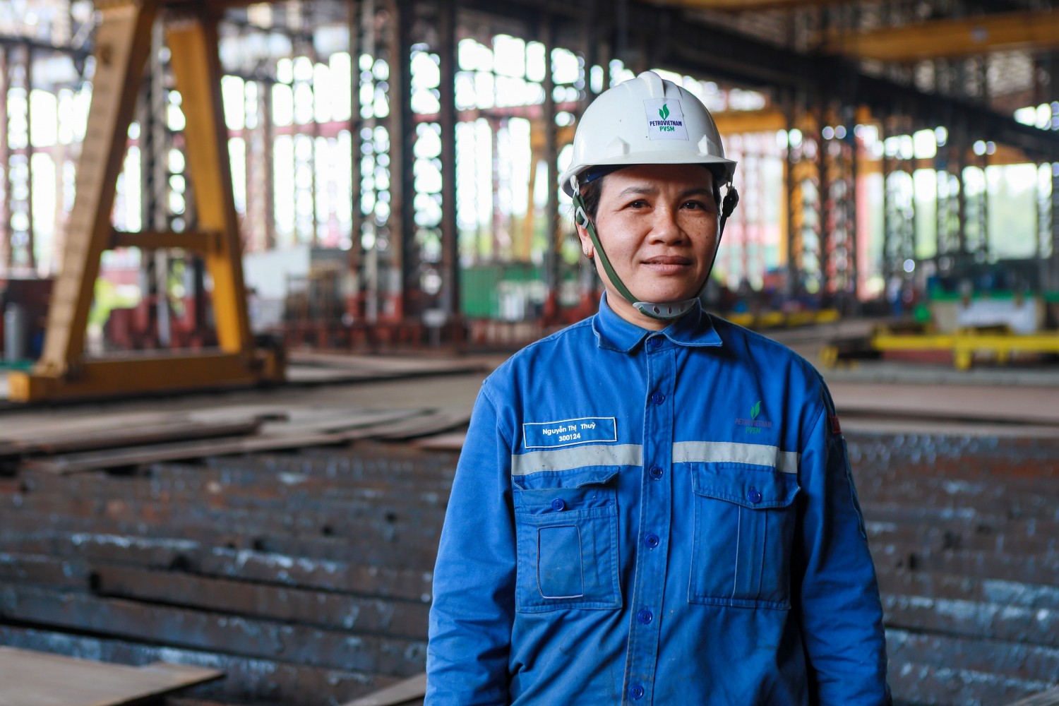 Những “bóng hồng” chẻ đôi tấm thép nặng hàng tấn giữa đại công trường đóng tàu Dung Quất Những “bóng hồng” chẻ đôi tấm thép nặng hàng tấn giữa đại công trường đóng tàu Dung Quất