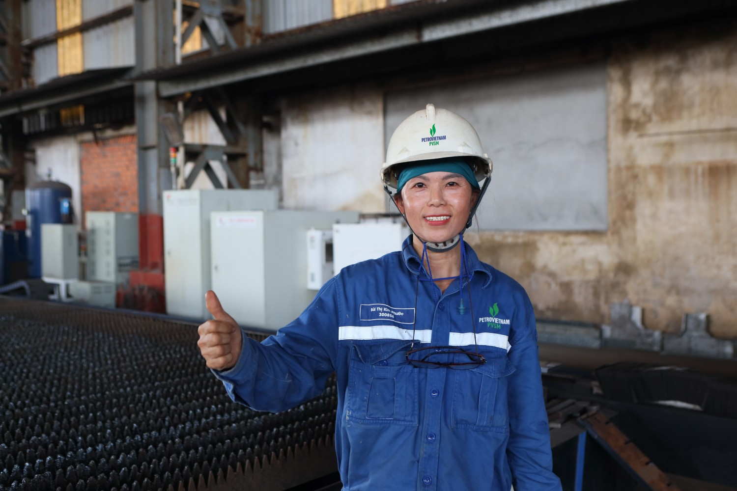 Những “bóng hồng” chẻ đôi tấm thép nặng hàng tấn giữa đại công trường đóng tàu Dung Quất Những “bóng hồng” chẻ đôi tấm thép nặng hàng tấn giữa đại công trường đóng tàu Dung Quất