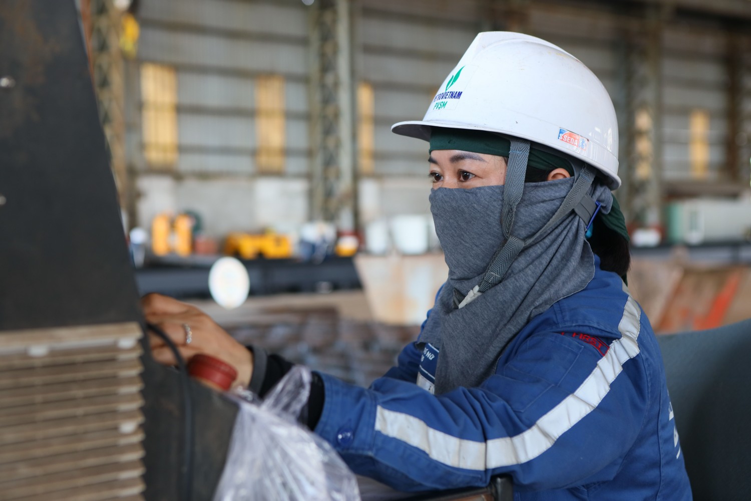 Những “bóng hồng” chẻ đôi tấm thép nặng hàng tấn giữa đại công trường đóng tàu Dung Quất Những “bóng hồng” chẻ đôi tấm thép nặng hàng tấn giữa đại công trường đóng tàu Dung Quất