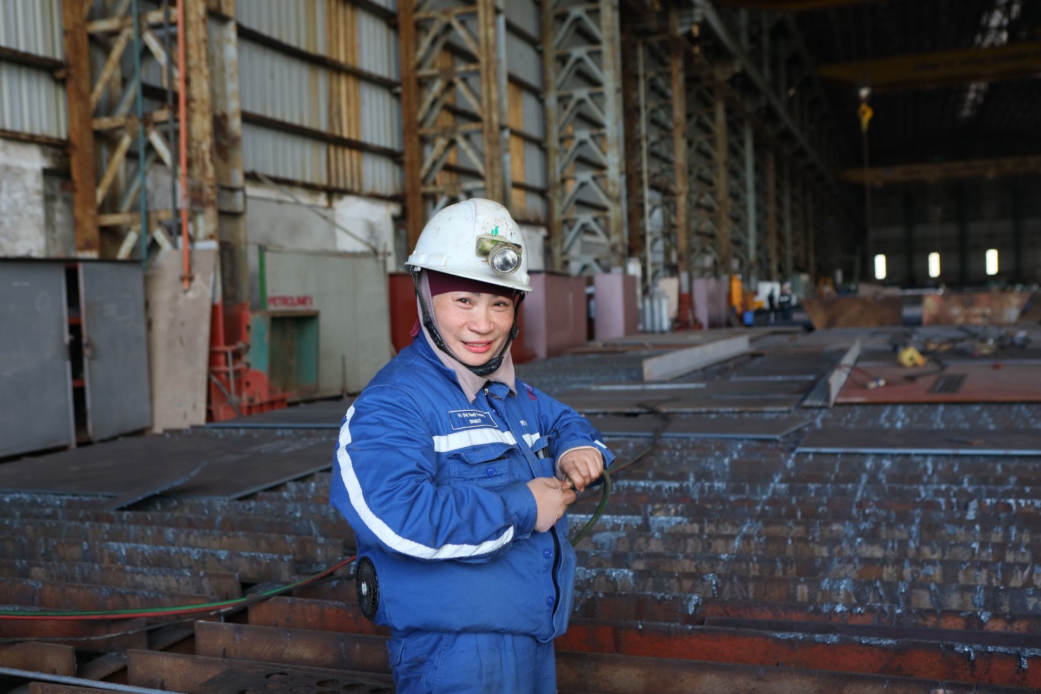 Những “bóng hồng” chẻ đôi tấm thép nặng hàng tấn giữa đại công trường đóng tàu Dung Quất Những “bóng hồng” chẻ đôi tấm thép nặng hàng tấn giữa đại công trường đóng tàu Dung Quất