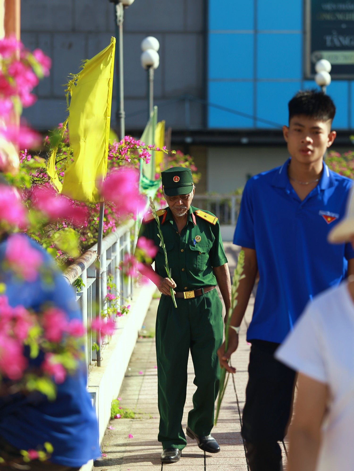 [Chùm ảnh] Hoa trắng tiễn đưa 731 liệt sĩ về với đất mẹ