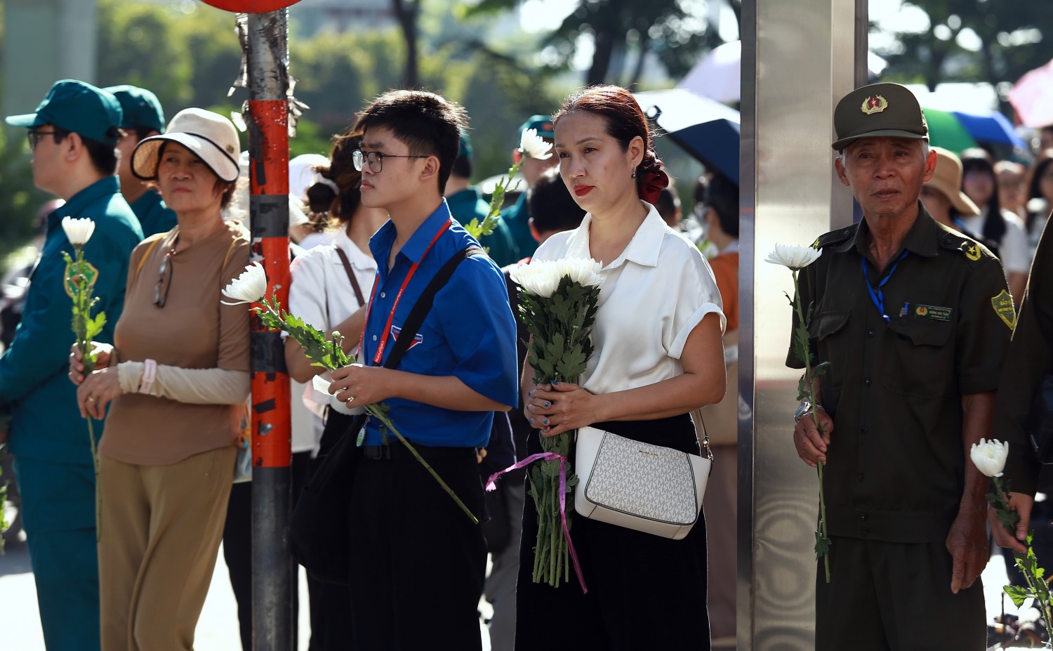 [Chùm ảnh] Hoa trắng tiễn đưa 731 liệt sĩ về với đất mẹ