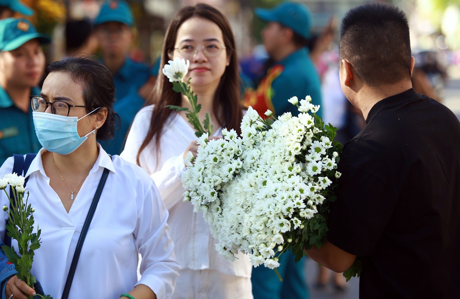 [Chùm ảnh] Hoa trắng tiễn đưa 731 liệt sĩ về với đất mẹ