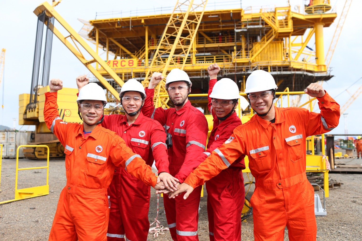 Ngọn lửa viết bằng hai thứ tiếng Ngọn lửa viết bằng hai thứ tiếng