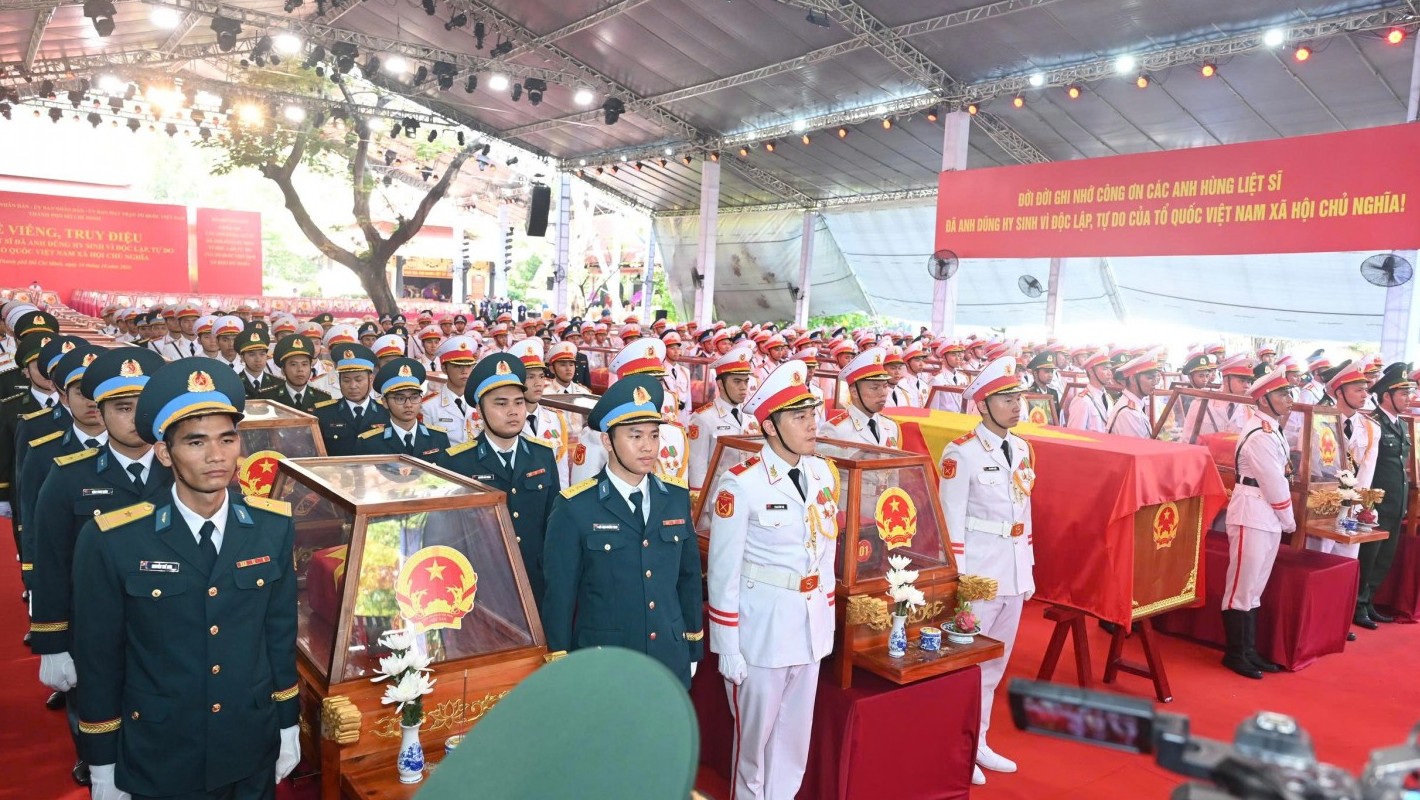 [Chùm ảnh] Lễ viếng, truy điệu và an táng hài cốt liệt sĩ tại Công viên Lê Thị Riêng