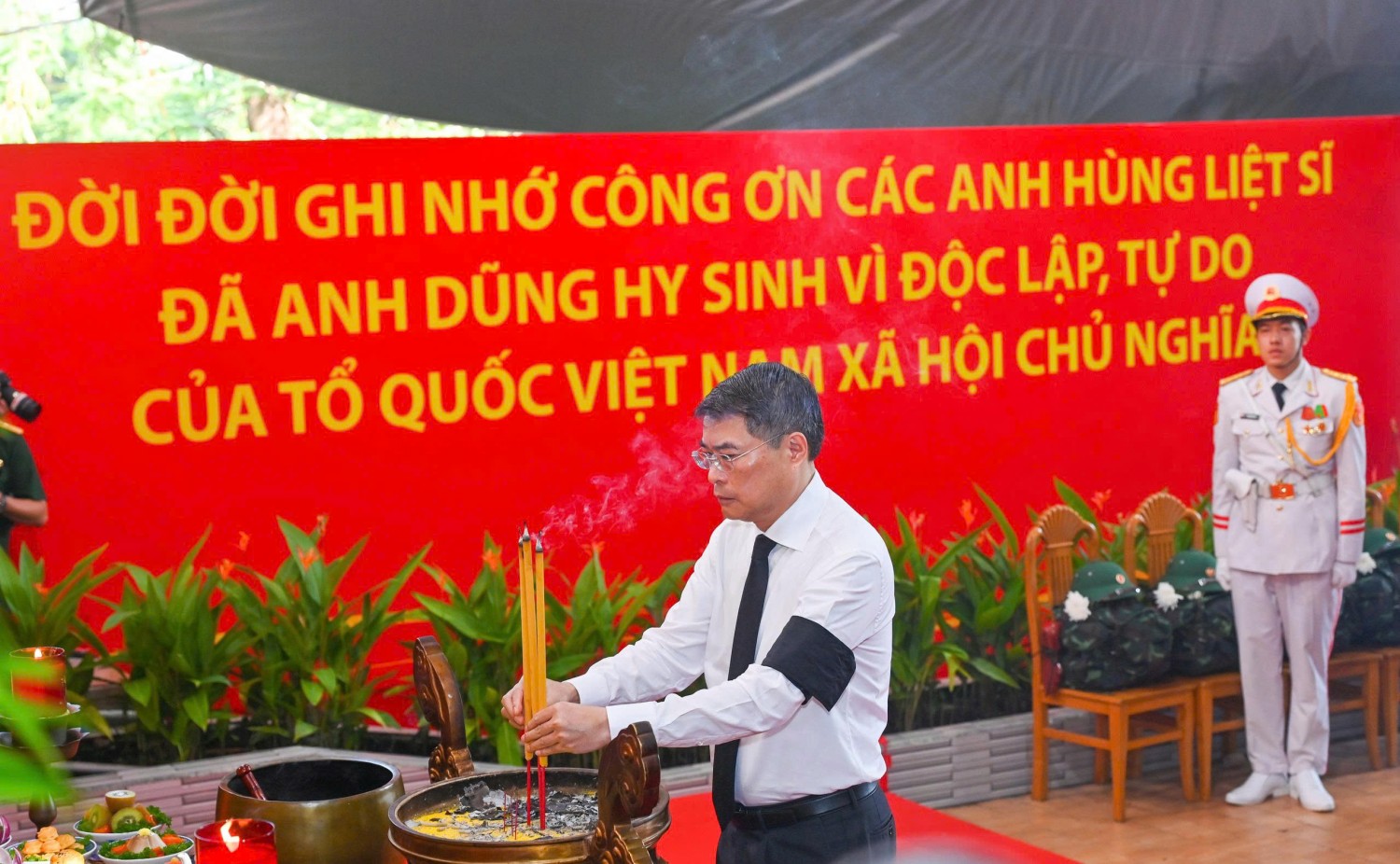 [Chùm ảnh] Lễ viếng, truy điệu và an táng hài cốt liệt sĩ tại Công viên Lê Thị Riêng