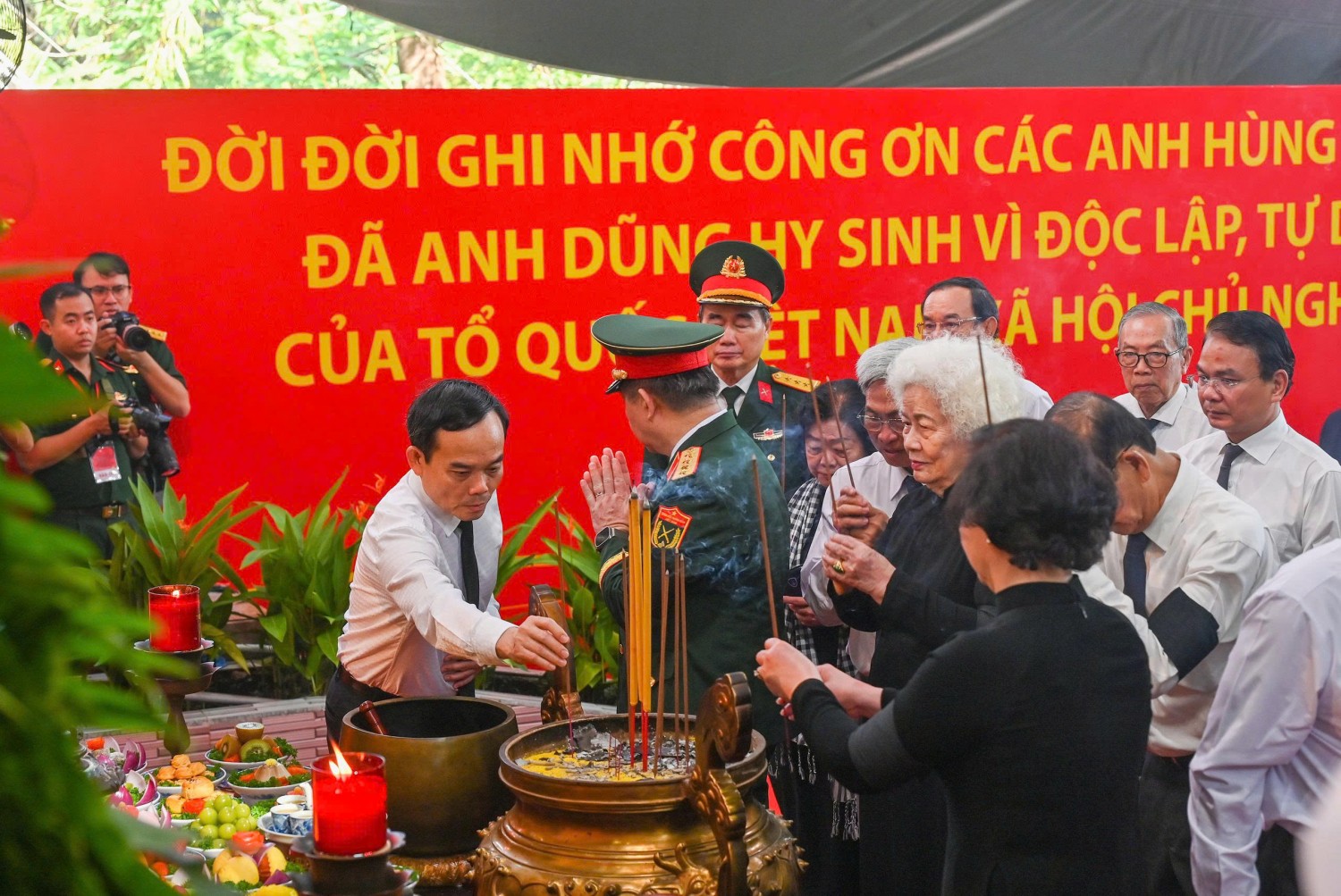 [Chùm ảnh] Lễ viếng, truy điệu và an táng hài cốt liệt sĩ được tìm kiếm, quy tập tại Công viên Lê Thị Riêng