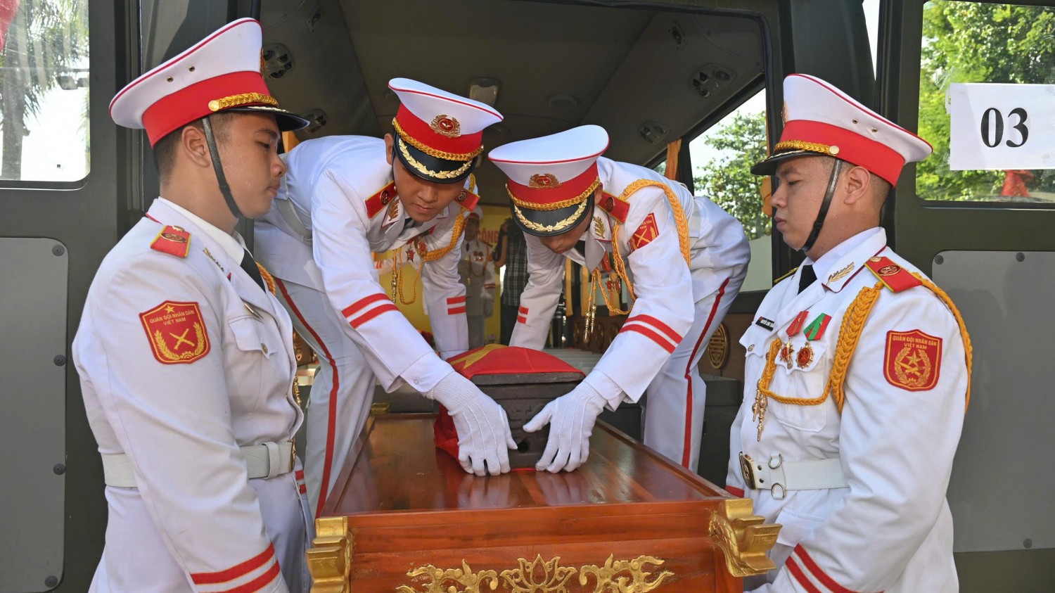 [Chùm ảnh] Lễ viếng, truy điệu và an táng hài cốt liệt sĩ tại Công viên Lê Thị Riêng