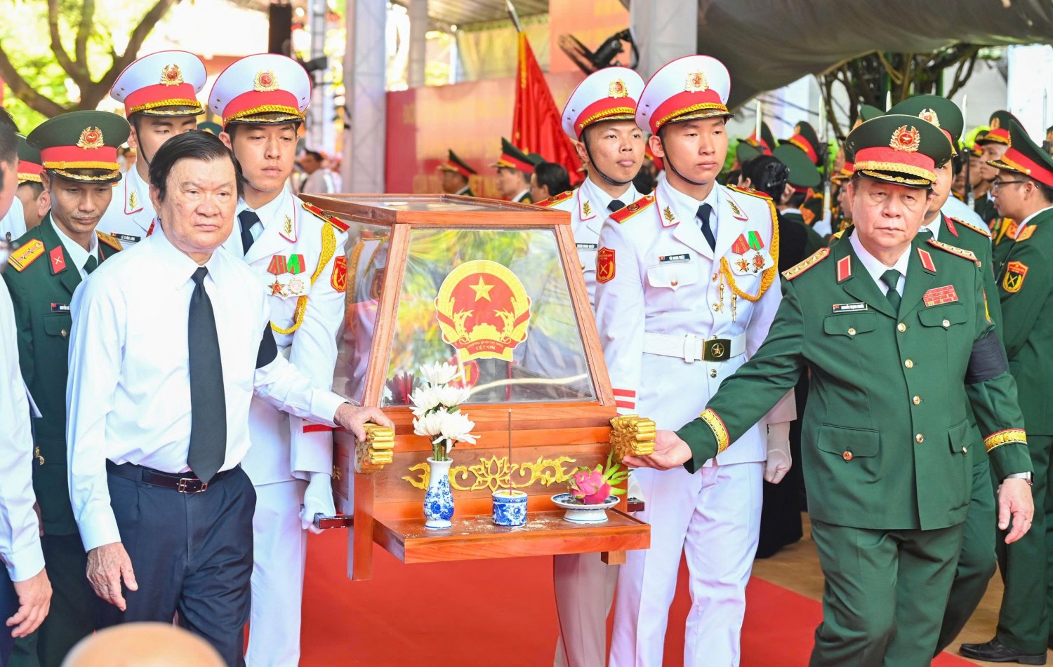 [Chùm ảnh] Lễ viếng, truy điệu và an táng hài cốt liệt sĩ được tìm kiếm, quy tập tại Công viên Lê Thị Riêng
