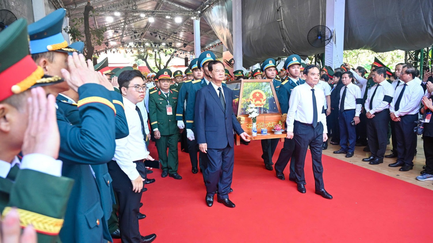 [Chùm ảnh] Lễ viếng, truy điệu và an táng hài cốt liệt sĩ được tìm kiếm, quy tập tại Công viên Lê Thị Riêng