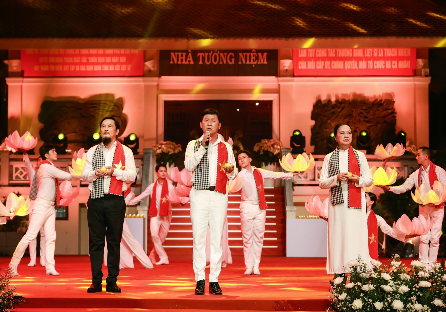 [Chùm ảnh] Lễ viếng, truy điệu và an táng hài cốt liệt sĩ được tìm kiếm, quy tập tại Công viên Lê Thị Riêng