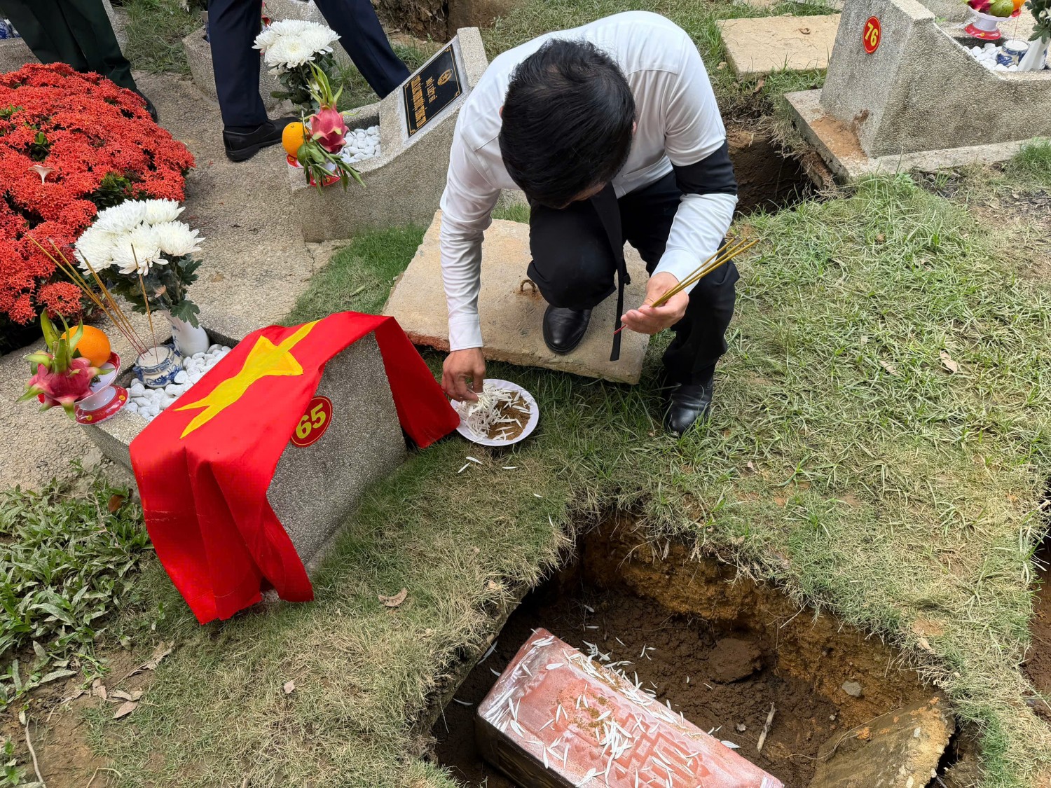 [Chùm ảnh] Lễ viếng, truy điệu và an táng hài cốt liệt sĩ được tìm kiếm, quy tập tại Công viên Lê Thị Riêng