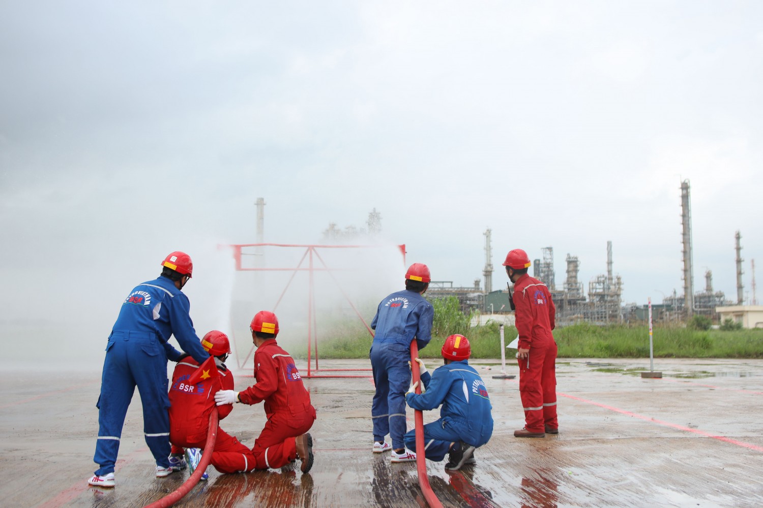 Sôi nổi Phần thi Phòng cháy chữa cháy tại Hội thi tay nghề BSR lần thứ VII