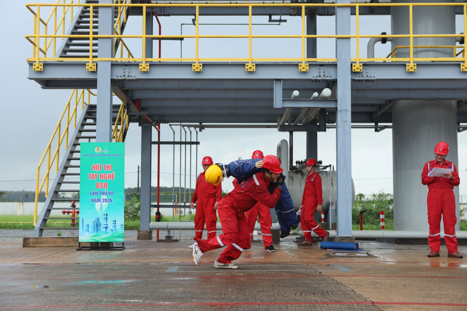 Sau khi thành công phá cửa, thí sinh sẽ thực hiện đúng phần kỹ thuật đã được phổ biến để cứu người bị nạn, đưa về vị trí an toàn.