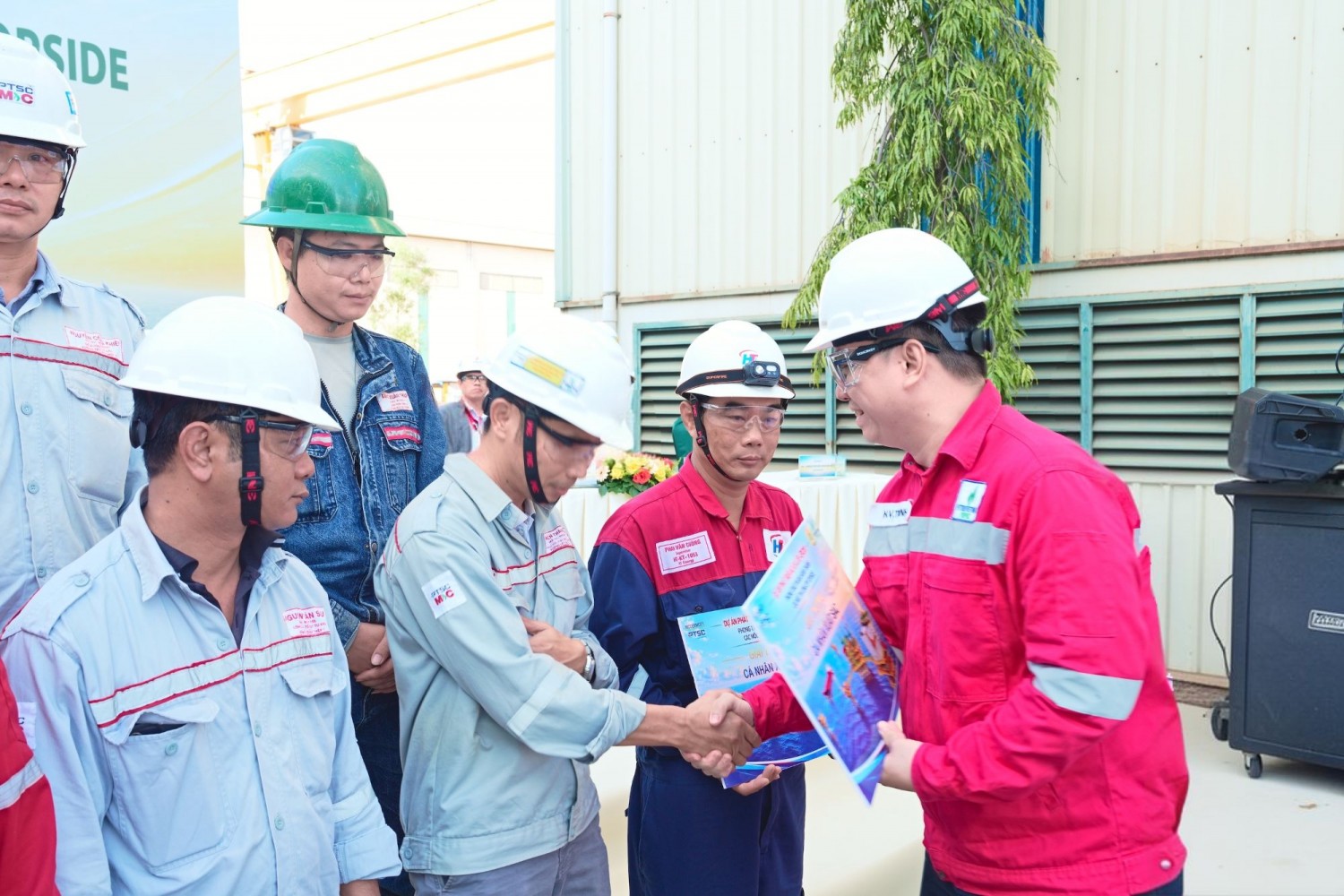 Lan tỏa tinh thần thi đua lao động an toàn, hiệu quả tại Dự án Phát triển mỏ khí Lô B Lan tỏa tinh thần thi đua lao động an toàn, hiệu quả tại Dự án Phát triển mỏ khí Lô B