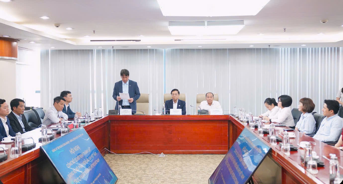 Đảng ủy PETROVIETNAM trao Quyết định thành lập Đảng bộ bộ phận Viện Dầu khí Việt Nam