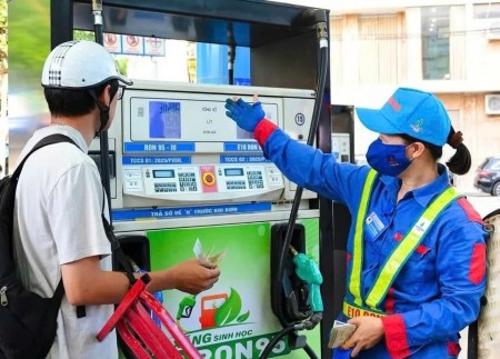 Giá xăng đồng loạt giảm, E10 RON95 giảm hơn 1.200 đồng/lít