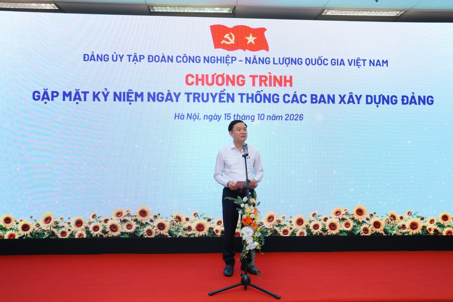 Đảng bộ PETROVIETNAM được tặng cờ thi đua, ghi nhận đóng góp của đội ngũ cán bộ xây dựng Đảng Công tác xây dựng Đảng đóng vai trò then chốt trong thành công chung của PETROVIETNAM