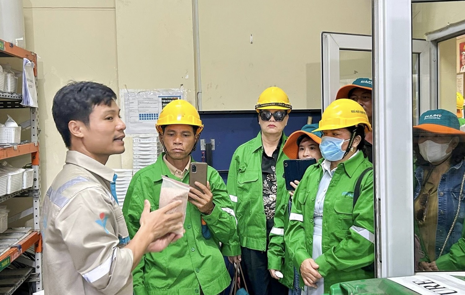 Đưa nhà nông đến gần hơn với quy trình sản xuất Phân bón Phú Mỹ Đưa nhà nông đến gần hơn với quy trình sản xuất Phân bón Phú Mỹ