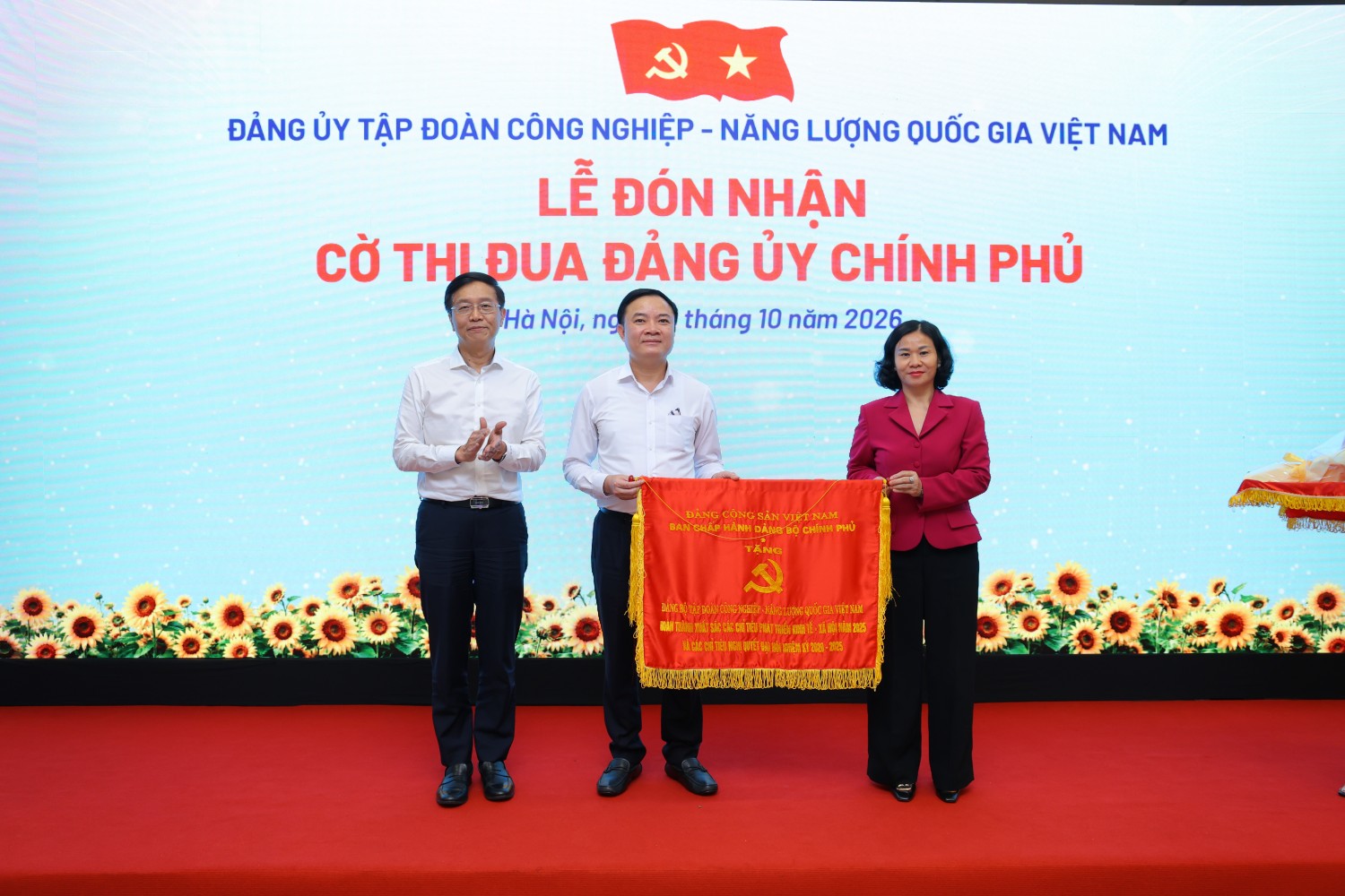 Đảng bộ PETROVIETNAM được tặng Cờ thi đua, ghi nhận đóng góp của đội ngũ cán bộ xây dựng Đảng Đảng bộ PETROVIETNAM được tặng Cờ thi đua, ghi nhận đóng góp của đội ngũ cán bộ xây dựng Đảng
