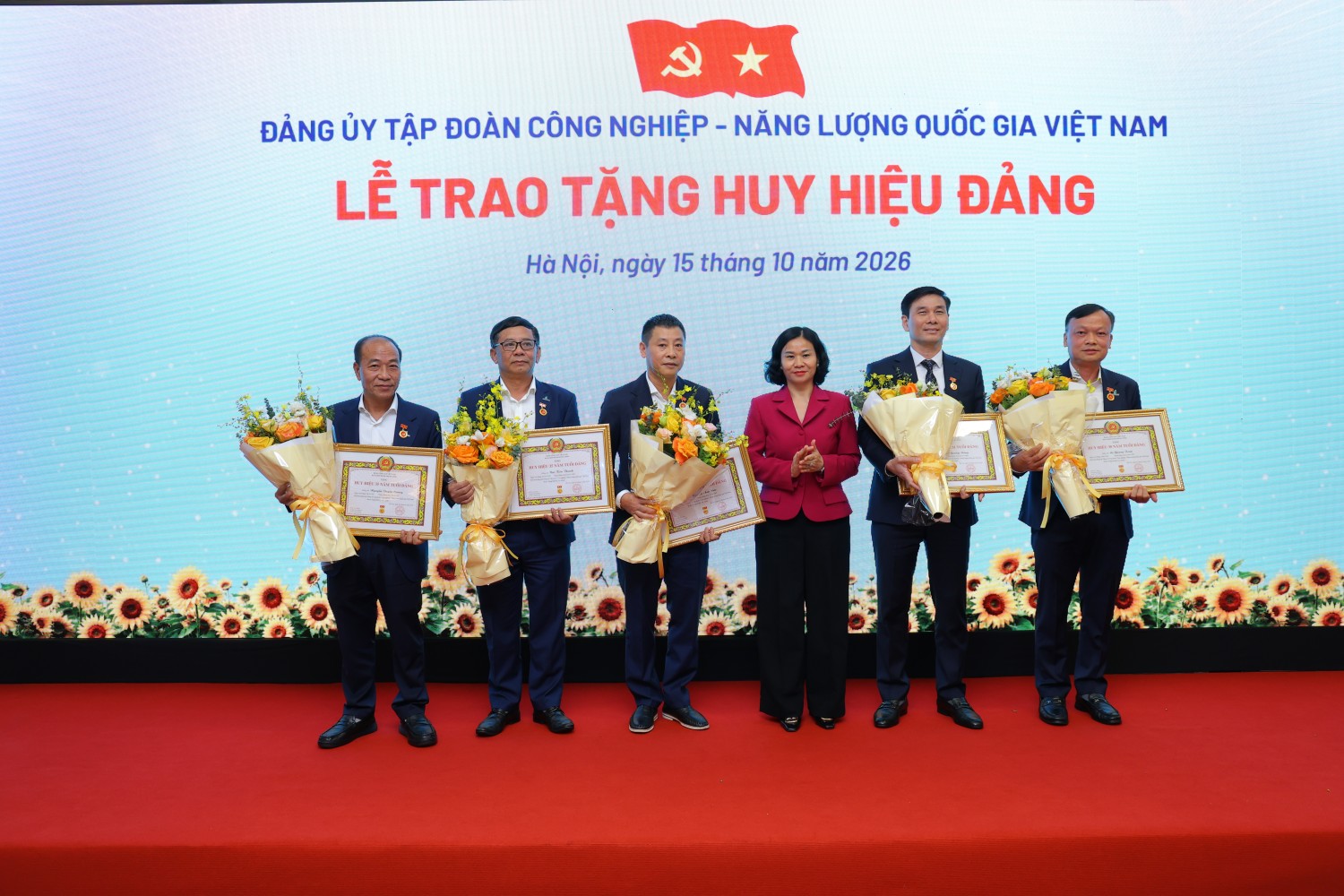 Đảng bộ PETROVIETNAM được tặng Cờ thi đua, ghi nhận đóng góp của đội ngũ cán bộ xây dựng Đảng Đảng bộ PETROVIETNAM được tặng Cờ thi đua, ghi nhận đóng góp của đội ngũ cán bộ xây dựng Đảng
