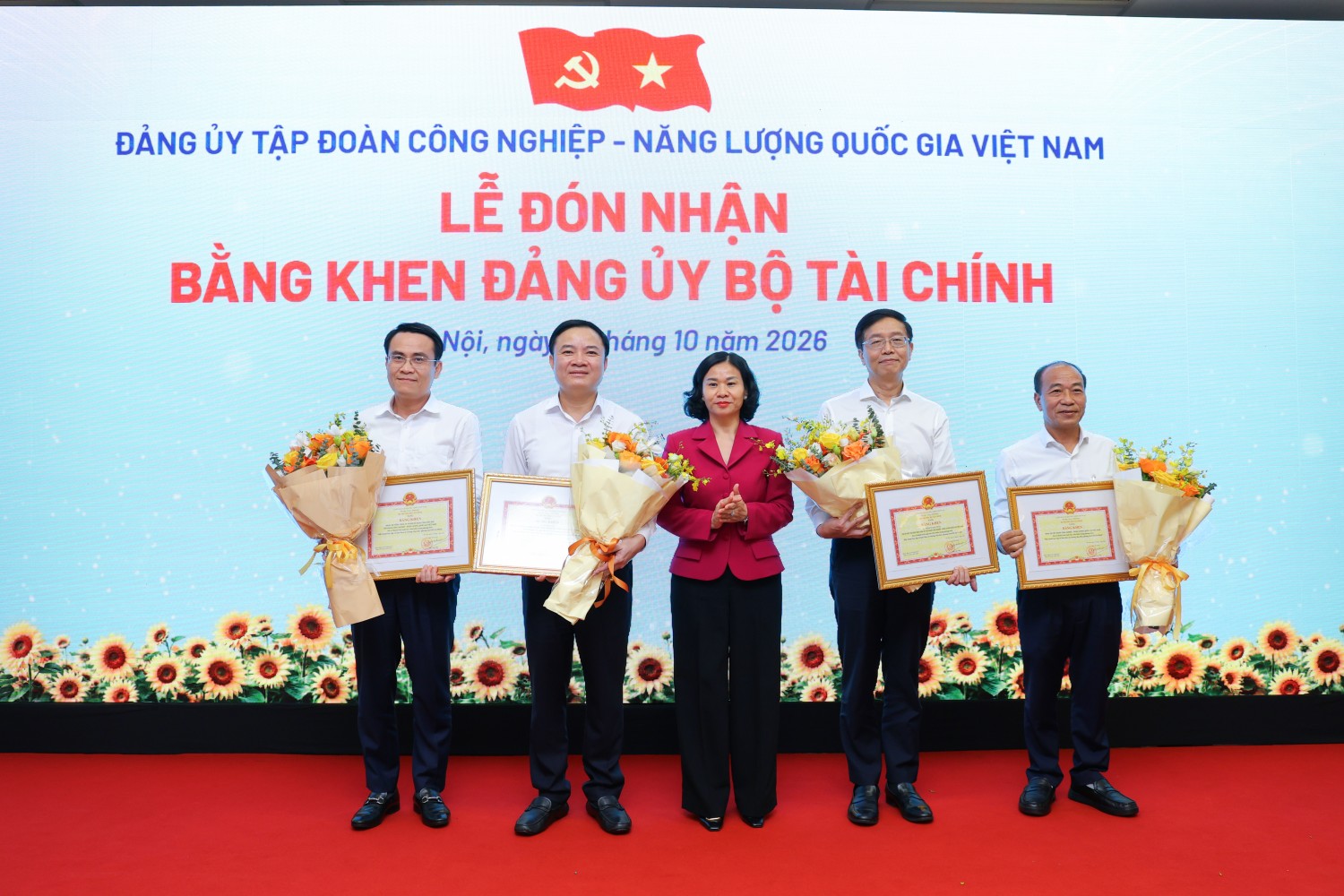 Đảng bộ PETROVIETNAM được tặng Cờ thi đua, ghi nhận đóng góp của đội ngũ cán bộ xây dựng Đảng Đảng bộ PETROVIETNAM được tặng Cờ thi đua, ghi nhận đóng góp của đội ngũ cán bộ xây dựng Đảng