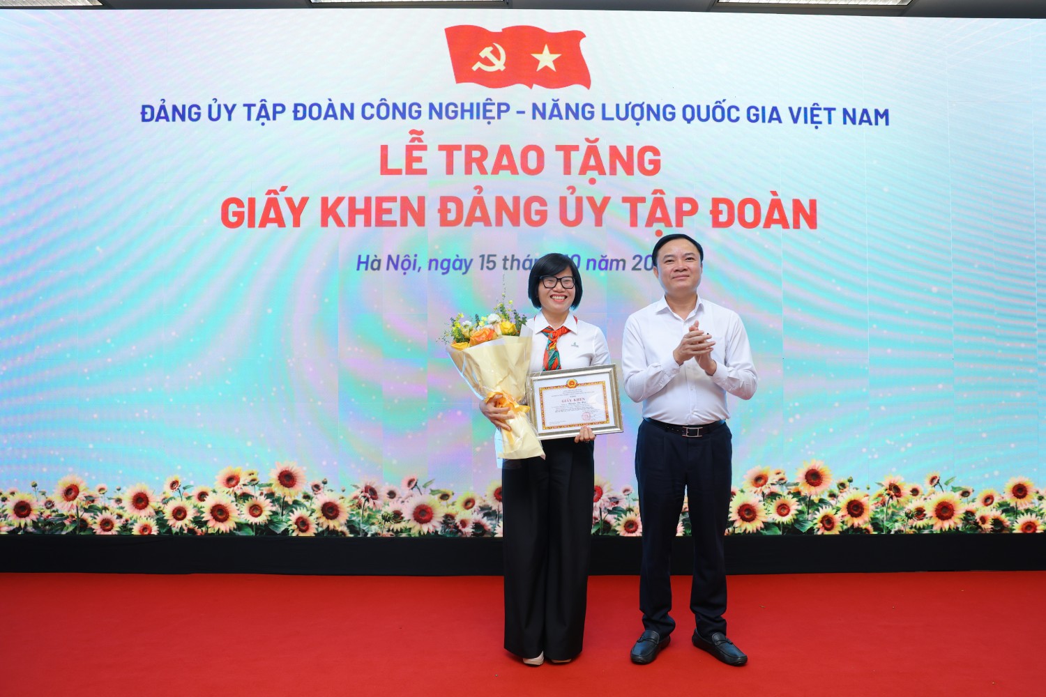 Đảng bộ PETROVIETNAM được tặng Cờ thi đua, ghi nhận đóng góp của đội ngũ cán bộ xây dựng Đảng Đảng bộ PETROVIETNAM được tặng Cờ thi đua, ghi nhận đóng góp của đội ngũ cán bộ xây dựng Đảng