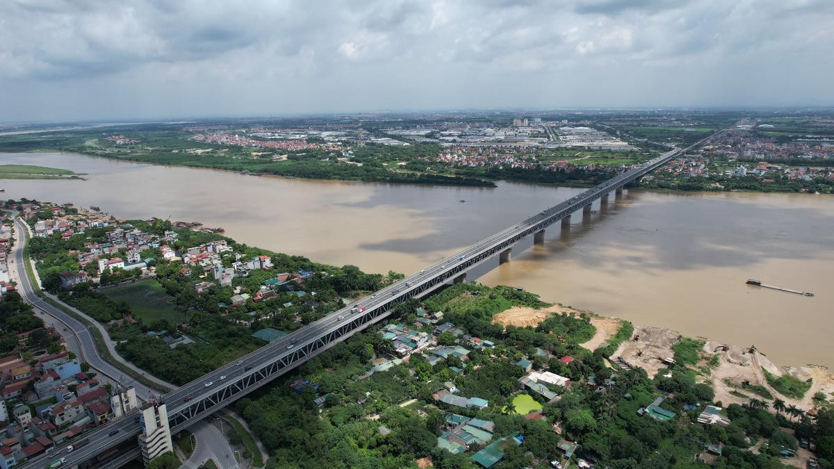 Hà Nội cấm ô tô rẽ phải lên cầu Thăng Long