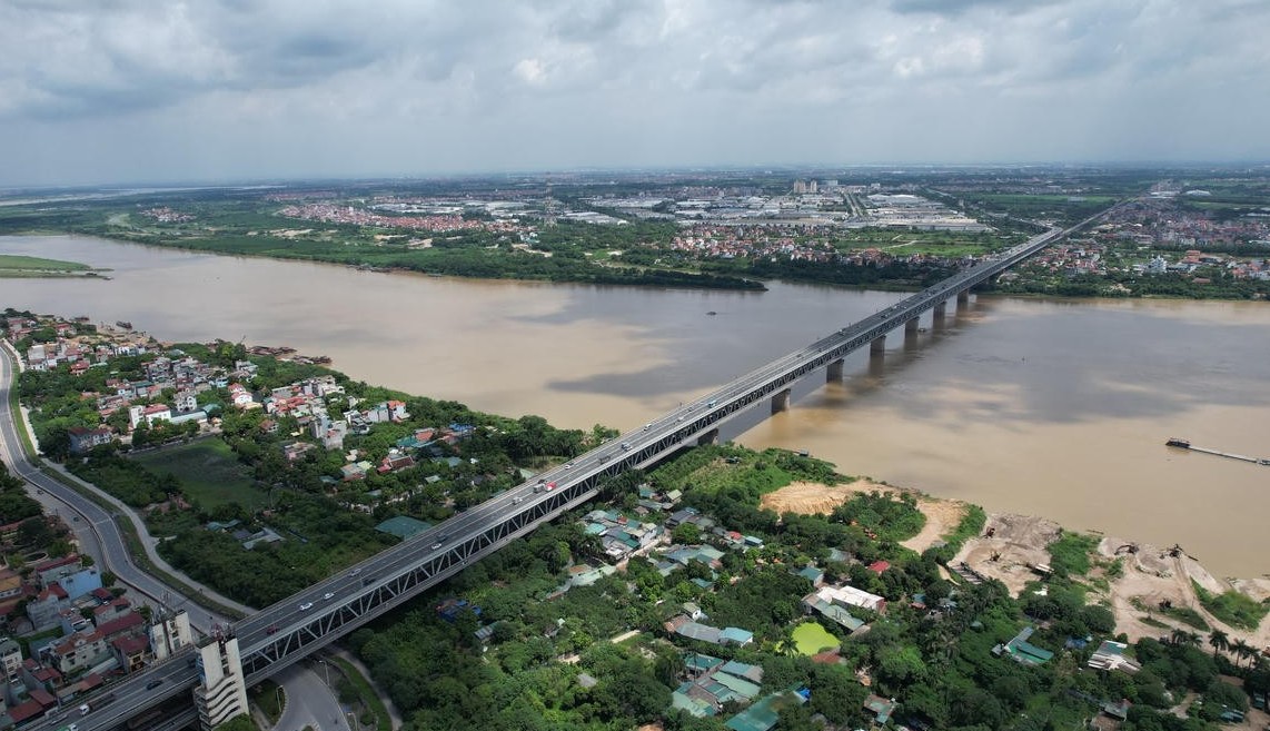 Hà Nội cấm ô tô rẽ phải lên cầu Thăng Long