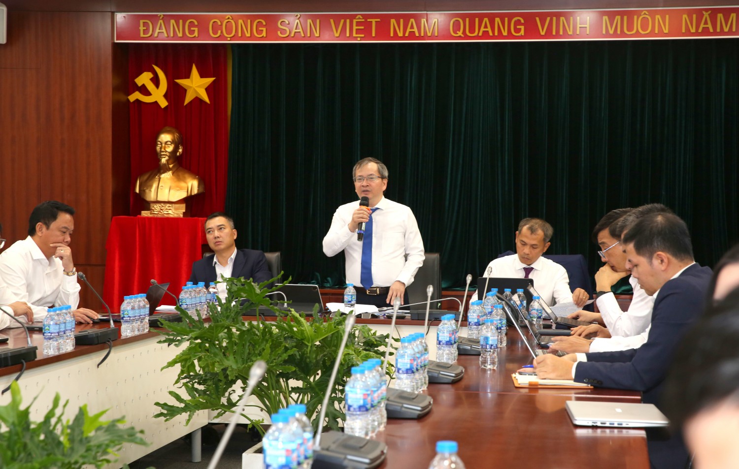 Ông Khương Lê Thành - Thành viên HĐQT BSR cùng các thành viên HĐQT, Ban Tổng Giám đốc chủ trì và trả lời các câu hỏi của các nhà đầu tư, quỹ đầu tư và công ty chứng khoán.