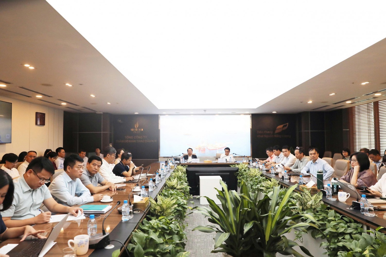 PETROVIETNAM tham gia học tập, quán triệt triển khai Nghị quyết Hội nghị Trung ương lần thứ 4 PETROVIETNAM tham gia học tập, quán triệt triển khai Nghị quyết Hội nghị Trung ương lần thứ 4